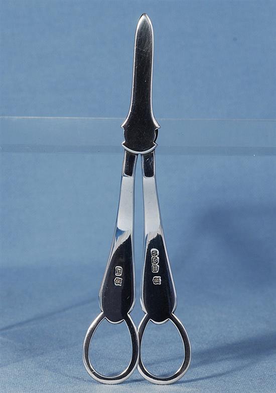 A pair of Edwardian silver grape shears, Length 165 mm Weight 2.7oz/85 grms